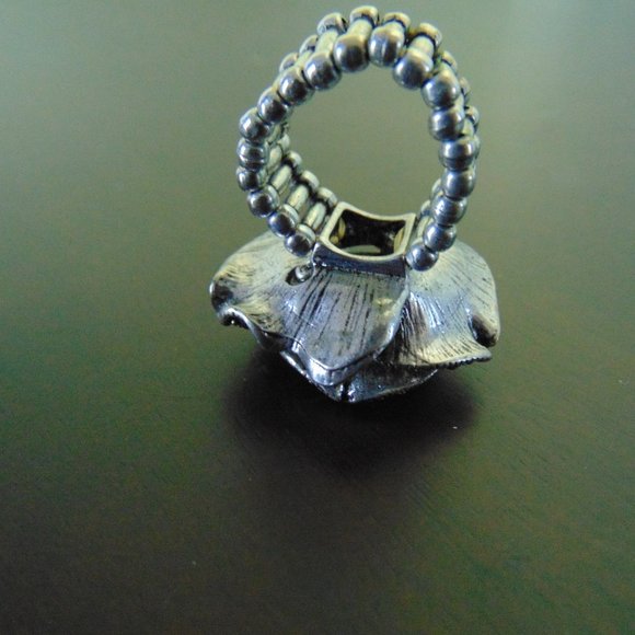Costume Jewelry- flower ring - Picture 6 of 12